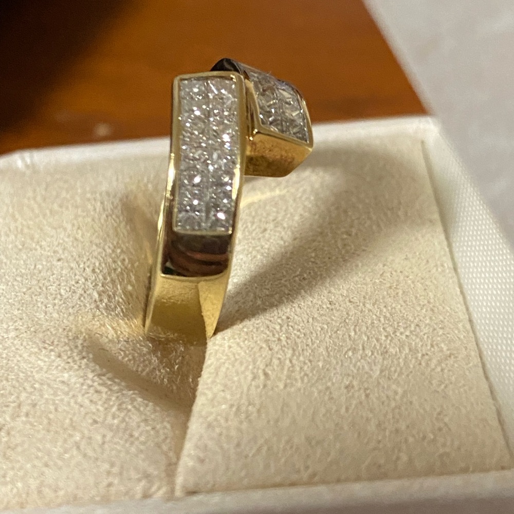 Woman’s 18k yellow gold diamond ring